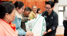 Trao hơn 7.500 phần quà hỗ trợ người dân miền Trung đón Tết