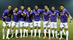 Đỗ Hùng Dũng dính thẻ đỏ, Hà Nội FC vẫn thắng dễ