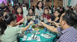 Công nhân vui Tết sớm