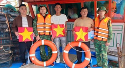 Báo Người Lao Động trao 300 lá cờ Tổ quốc, tiếp sức ngư dân Quảng Trị vươn khơi
