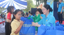 Hàng trăm thiếu nhi vui đón Tết sớm