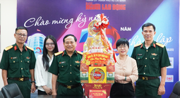 Quân khu 7 chúc Tết Báo Người Lao Động