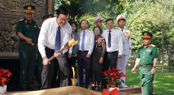 Nguyên Chủ tịch nước Trương Tấn Sang thắp ngọn lửa tri ân chiến sĩ Biệt động Sài Gòn - Gia Định
