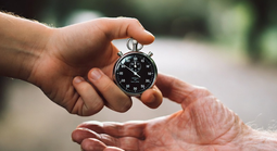 Nghiên cứu 47 năm chỉ ra độ tuổi đầy bất ngờ về việc con người bắt đầu già đi