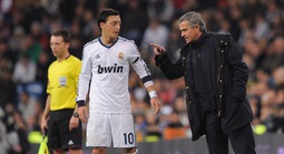 Những lần HLV Mourinho làm Ronaldo, Ozil, Salah "tổn thương"