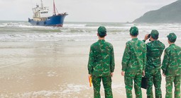 Một chiếc tàu vỏ sắt không bóng người, trôi dạt trên biển Quảng Ngãi