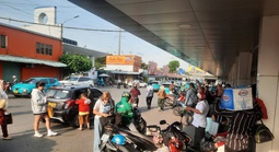 Người dân hối hả trở lại TPHCM chiều tối 4-1