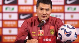 HLV tuyển Trung Quốc để lộ cuộc hội thoại với vợ khi đang họp