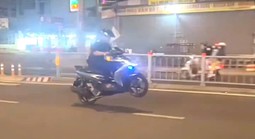 Thanh niên chạy xe bốc đầu xe trên đường Dương Quảng Hàm, TPHCM