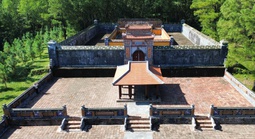 Rõ lý do người tài trợ dựng "ngôi nhà rường" và cổng chào "lạ" ở lăng vua Thiệu Trị