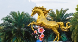 Linh vật ngựa vàng Tết Bính Ngọ đầu tiên tại sân bay Đà Nẵng