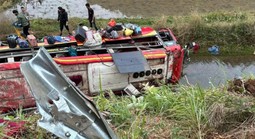 Vụ lật xe khách khiến 11 người bị thương: Tài xế buồn ngủ