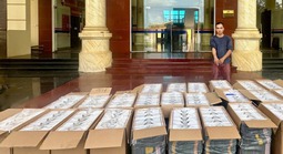 Cảnh sát bắt xe ô tô chở hàng cấm với số lượng lớn