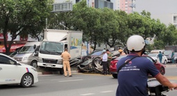 Ô tô "phơi bụng" trên đại lộ Võ Văn Kiệt, giao thông ùn tắc