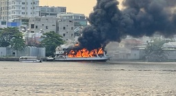 Cháy du thuyền trên sông Sài Gòn