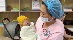 Bé sơ sinh còn nguyên dây rốn, nhau thai bị bỏ rơi ở cầu treo trong đêm