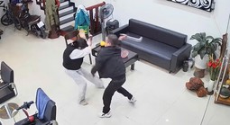 Hé lộ nguyên nhân chồng dùng dao truy sát vợ, con gái tại quán cắt tóc