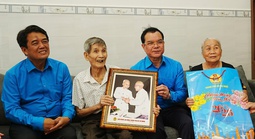 Thăm và tặng quà gia đình chính sách ở Côn Đảo