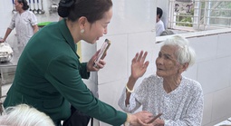 Đà Nẵng tặng 5 m vải lụa và 1,5 triệu đồng cho người tròn 100 tuổi