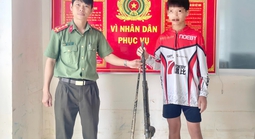 Một học sinh lớp 9 tới công an giao nộp 2 khẩu súng