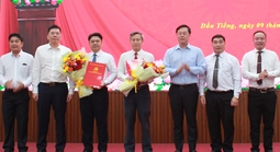 Phó Bí thư Thường trực Thành ủy TPHCM trao quyết định về công tác cán bộ