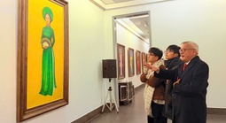 Thiếu nữ Việt "giữa sắc và không"