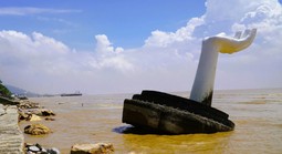 "Xóa sổ" 5 bàn tay "khổng lồ" gây tranh cãi ở biển Hải Tiến