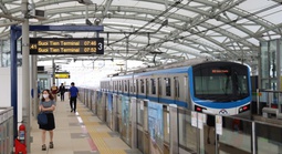 Nửa đêm mùng 1 Tết Bính Ngọ 2026, metro số 1 vẫn lăn bánh