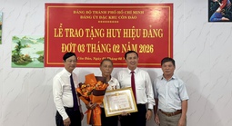 Trao Huy hiệu 60 năm tuổi Đảng cho đảng viên tại Côn Đảo