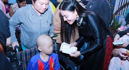 Hoa hậu Dạ Minh Châu biểu diễn nghệ thuật, trao quà cho trẻ mắc bệnh ung thư