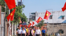 Cờ đỏ sao vàng thắp lên niềm vui đầu xuân ở xã Tân Vĩnh Lộc, TPHCM