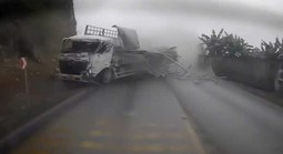 VIDEO: Xe tải nghi mất phanh, tài xế đánh lái tránh nhiều phương tiện trước khi tông vào vách núi