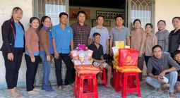 Cán bộ Công đoàn chung tay giúp hộ gia đình chính sách đón xuân