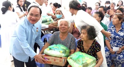 TPHCM: Tặng quà cho người nghèo, neo đơn dịp Tết Nguyên đán 2026