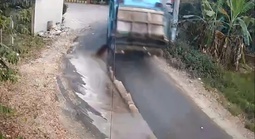 Vụ xe chở rác xả nước thải trên đường gây mùi hôi thối: Địa phương lên tiếng