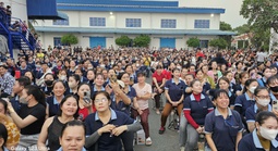 Công nhân trúng hàng trăm phần quà tại chương trình bốc thăm trúng thưởng cuối năm