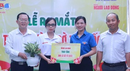 TPHCM: Trao tặng 300 lá cờ Tổ quốc tại xã Tân Vĩnh Lộc