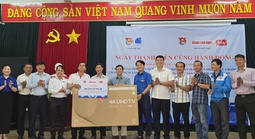 Đoàn Thanh niên Báo Người Lao Động hỗ trợ học sinh khó khăn ở Đông Đắk Lắk