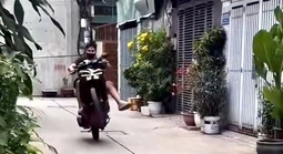 Liên tục đăng clip bốc đầu xe máy quảng cáo cho tiệm sửa xe