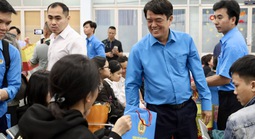 Rộn ràng chuyến tàu nghĩa tình đưa công nhân- lao động về quê đón Tết