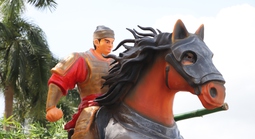 Uy nghi hình tượng Thánh Gióng và dàn ngựa vàng ở phía Nam Đà Nẵng