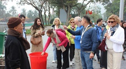 Khách tây thích thú với phong tục thả cá chép tiễn ông Công, ông Táo về trời