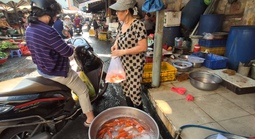 Chợ Tết ngày 23 tháng Chạp: Bất ngờ với giá cá chép