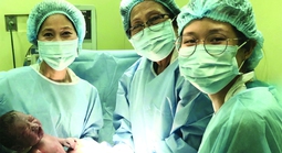 1 gia đình 3 thế hệ bác sĩ sản khoa