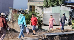 Người dân TP HCM đi thả cá chép từ sáng sớm 23 tháng Chạp