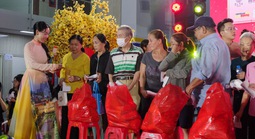 Trao hơn 1,3 tỉ đồng cho người nghèo ăn Tết