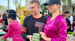 VIDEO: Du khách quốc tế mê Tết Việt, rộn ràng gói bánh chưng ở Mũi Né