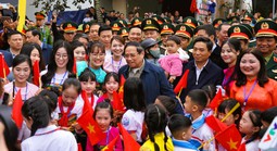 Thủ tướng dự lễ khởi công trường liên cấp, tặng quà công nhân ở Thanh Hóa