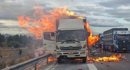 Xe tải bốc cháy dữ dội trên tuyến cao tốc Vĩnh Hảo – Phan Thiết