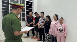 Vác kiếm chém loạn xạ giữa phố biển, 5 người bị khởi tố